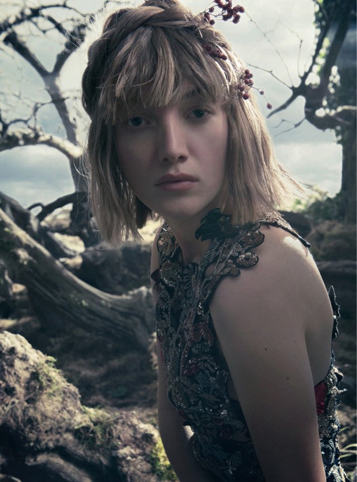 超模Lou Schoof演绎《Harper's Bazaar》欧美杂志时尚大片