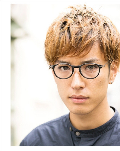 男生戴眼镜适合的发型 你五款帅气短发尽显风度