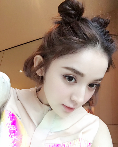 古力娜扎领街的双丸子头发型 看看cos“哪吒”哪家强?
