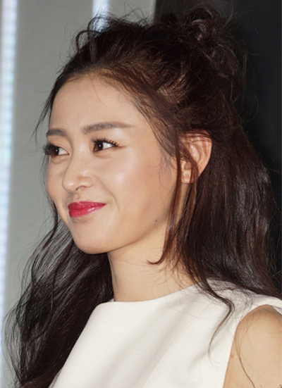 女星都钟爱半扎丸子头 你扎了吗?