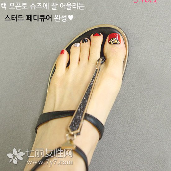 简单朋克风美甲图片 哟哟切克闹 完爆朋克风DIY足部美甲