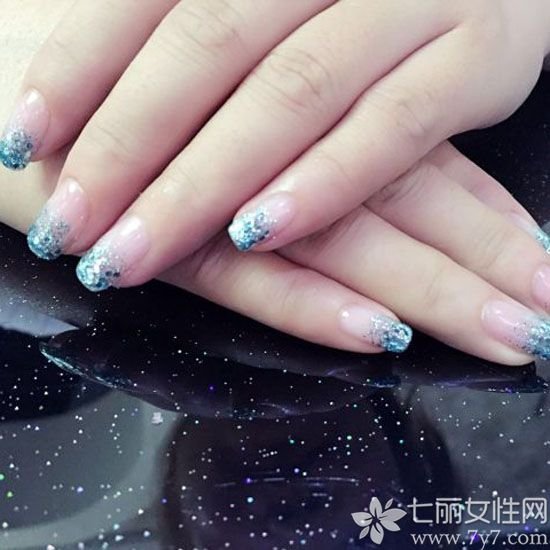 亮片渐变美甲图片 Bling Bling渐变美甲