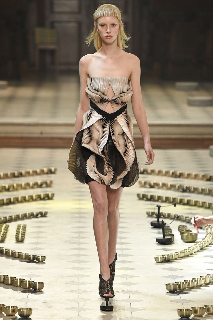 Iris van Herpen 2024巴黎时装周女装高级定制秀