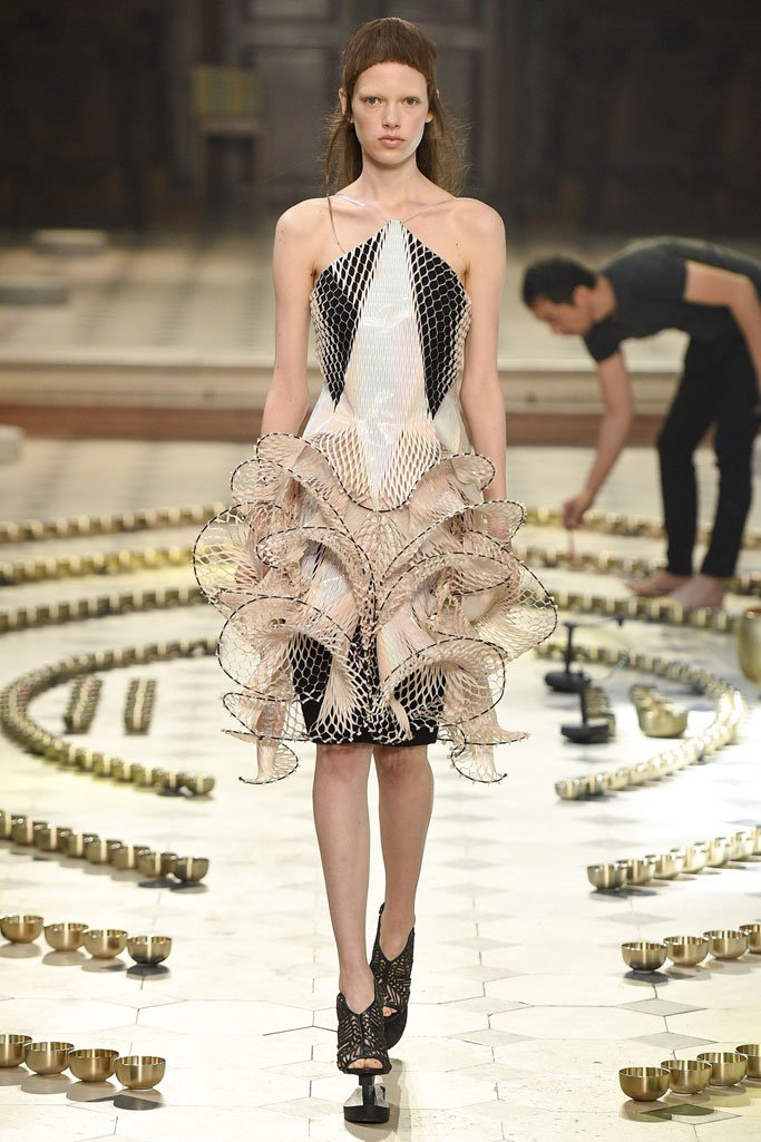 Iris van Herpen 2024巴黎时装周女装高级定制秀