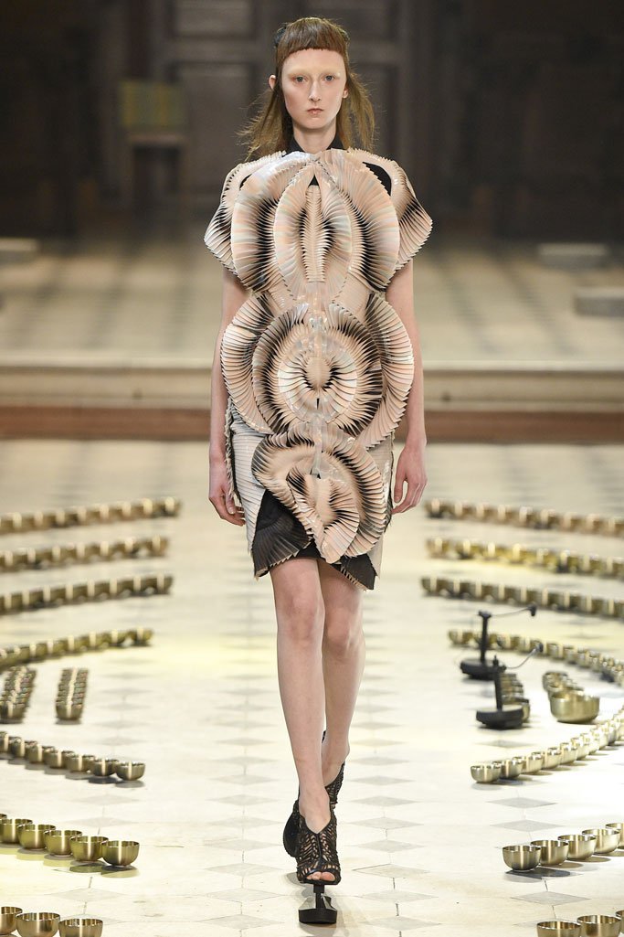 Iris van Herpen 2024巴黎时装周女装高级定制秀