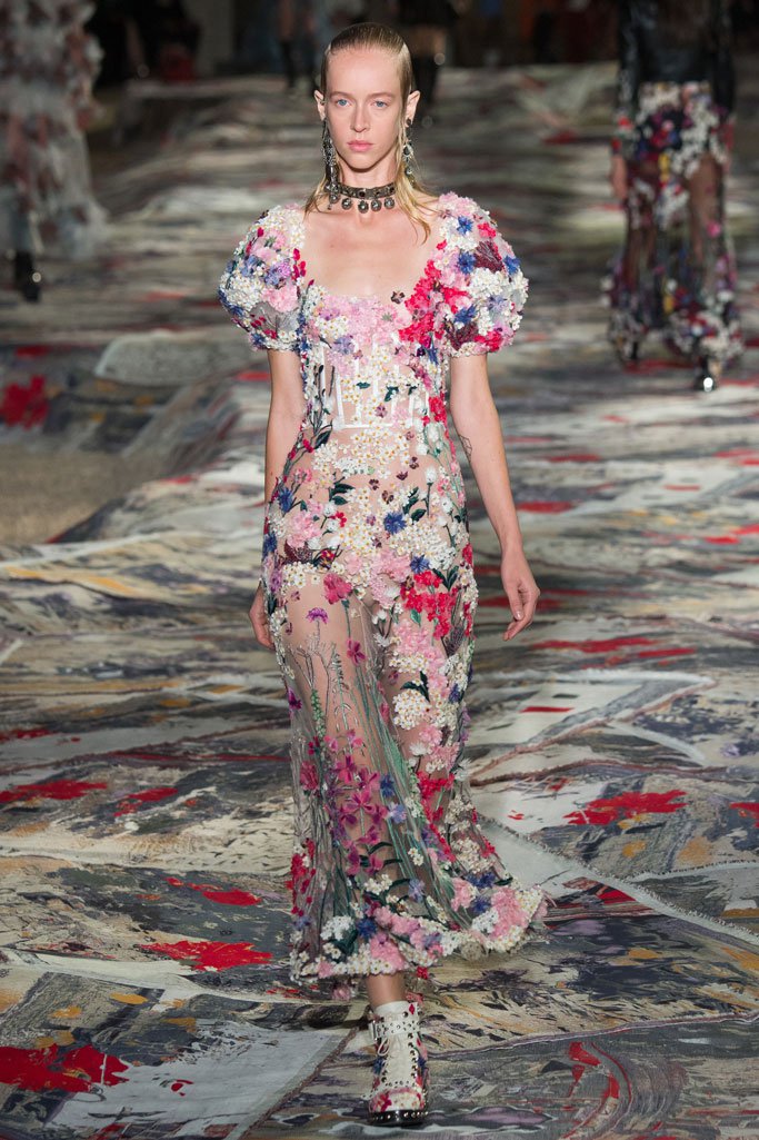 Alexander McQueen 2024春夏巴黎时装周时装秀