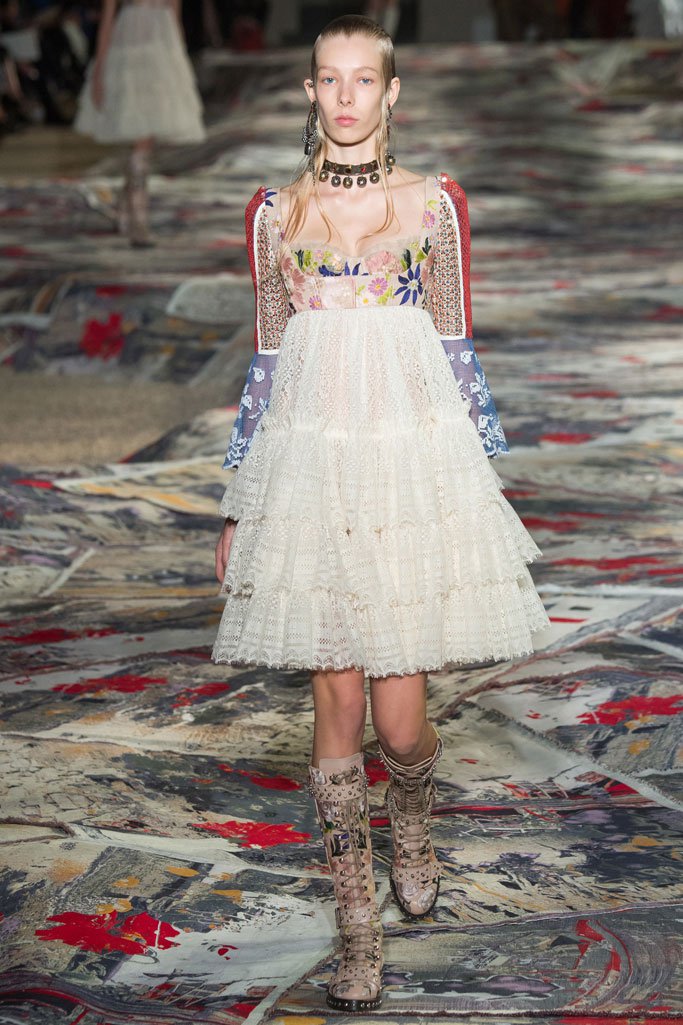 Alexander McQueen 2024春夏巴黎时装周时装秀