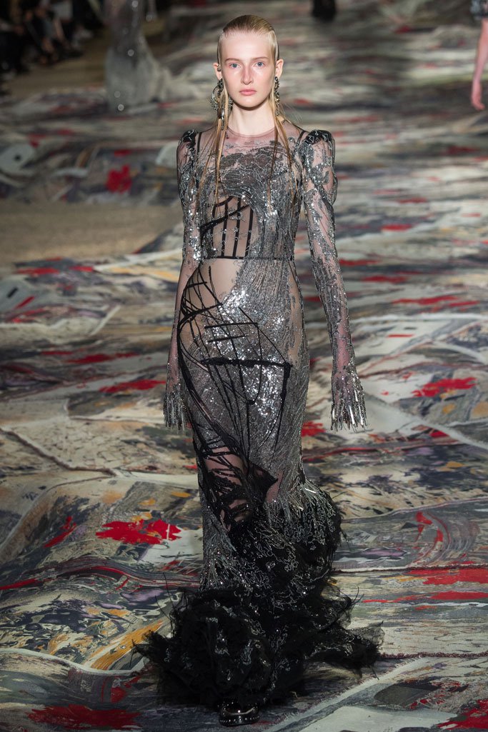 Alexander McQueen 2024春夏巴黎时装周时装秀