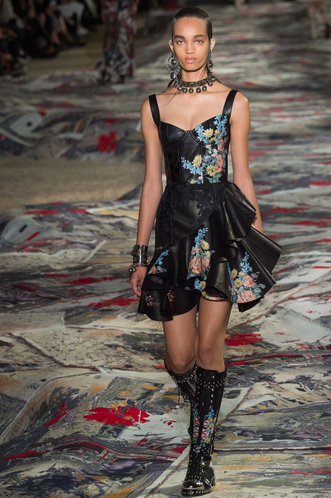 Alexander McQueen 2024春夏巴黎时装周时装秀