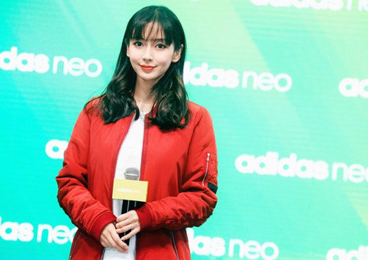 Angelababy剪短留了多年的长发 空气刘海为baby颜值加满分