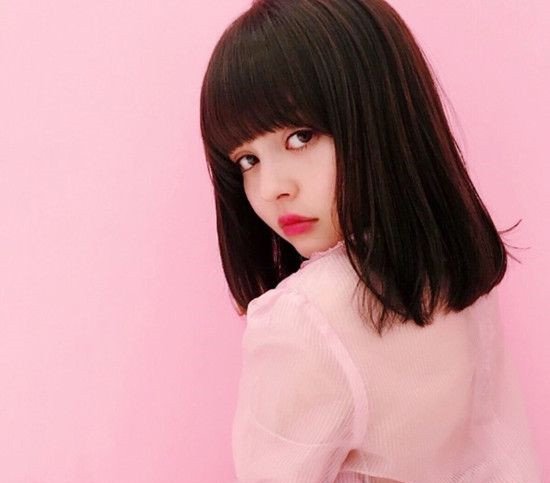 天气微凉 不如来及肩发型来保暖吧