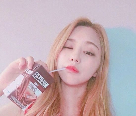 女生金色头发来一波 给你的发型来点阳光