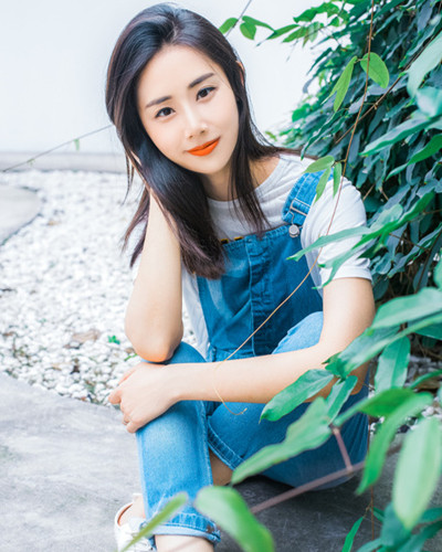 黑色头发显皮肤白吗 自然黑色显白又气质