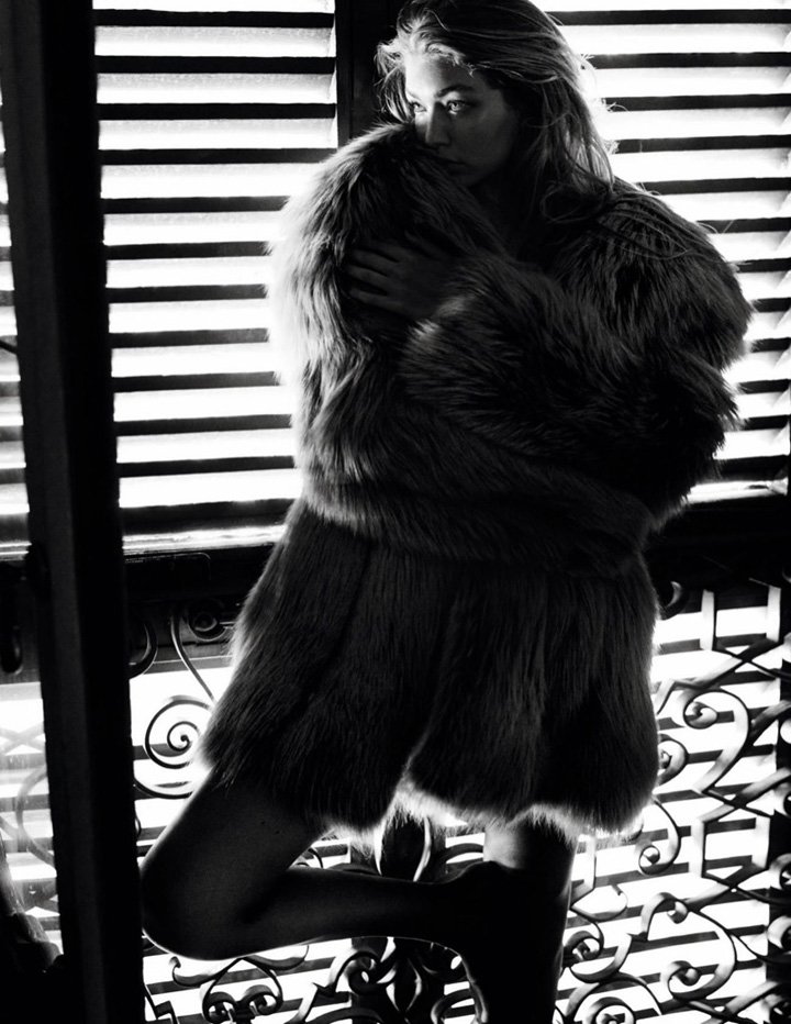 超模Gigi Hadid 演绎《Vogue》法国版时尚杂志大片