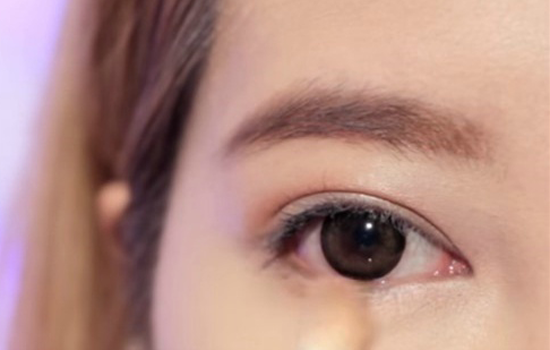 戴眼镜的女生怎么化妆 灵动眼镜妆教程