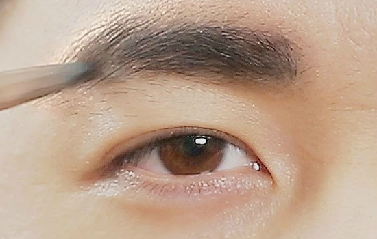 男生修眉毛的步骤图片 精致男士更要修眉