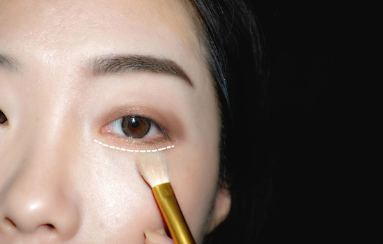 单眼皮怎么画眼影好看图解 单眼皮逆袭必备眼妆