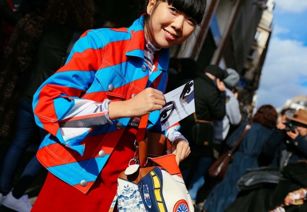 2024巴黎秋冬时装周大幕拉起 时髦girl流行元素抢镜吸睛