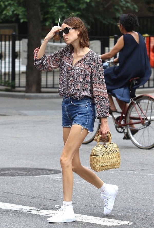 Alexa chung(艾里珊·钟)最新街拍 脱下上衣尽显“小蛮腰”