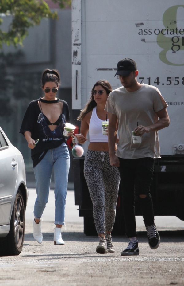 肯达尔·詹娜(Kendall Jenner)金小妹最新街拍 T恤剪坏才时髦