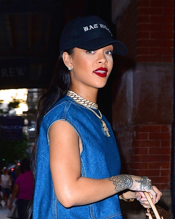 蕾哈娜rihanna最新街拍 订婚后女神美出新高
