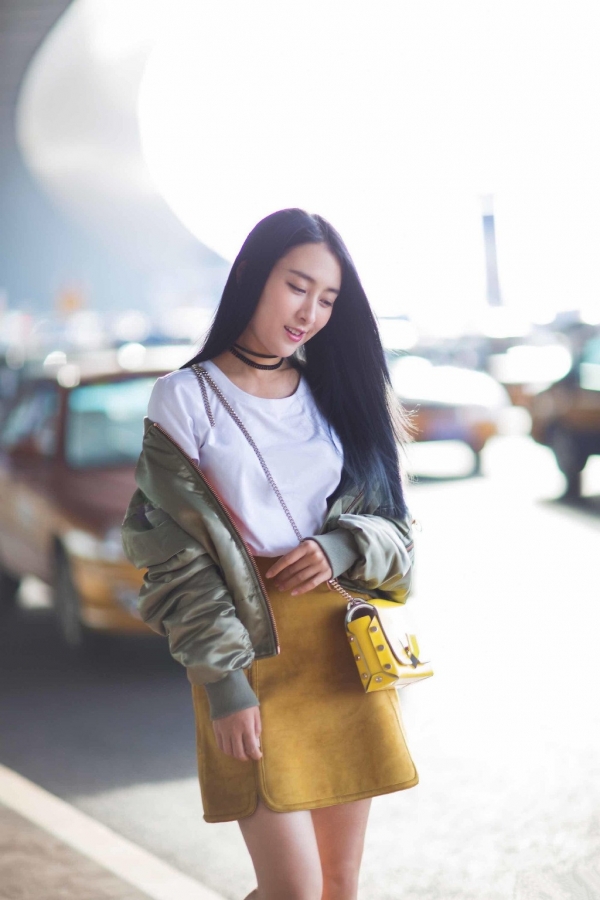 马苏最新街拍 棒球外套穿出时髦女王范儿