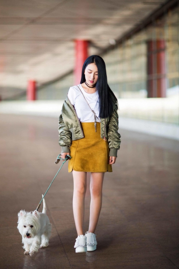 马苏最新街拍 棒球外套穿出时髦女王范儿