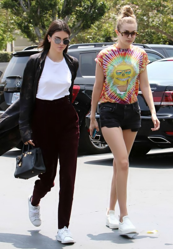 Kendall&amp;Gigi街拍合照 宇宙cp满屏都是大长腿