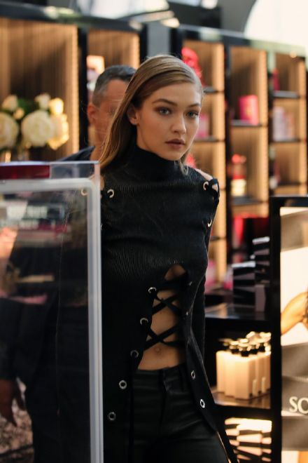 Gigi Hadid最新街拍 天鹅绒外套美炸了