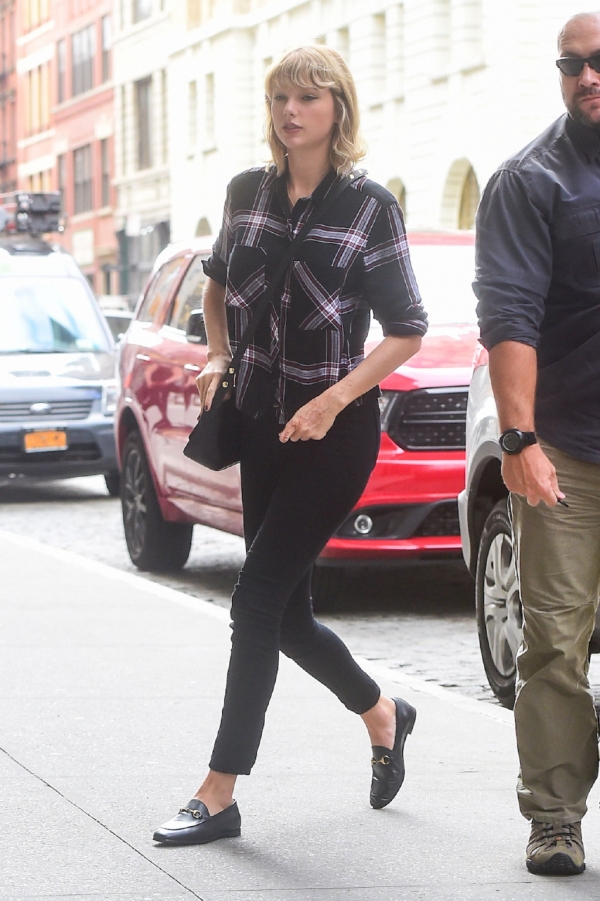 霉霉(taylor swift)最新街拍 示范早秋风休闲风穿搭