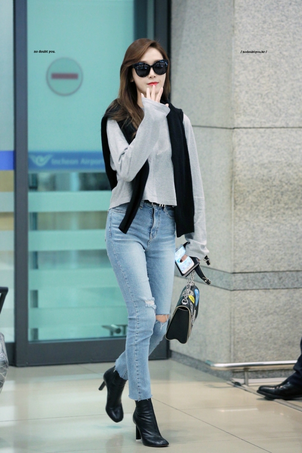 郑秀妍机场街拍 元气少女示范早秋look