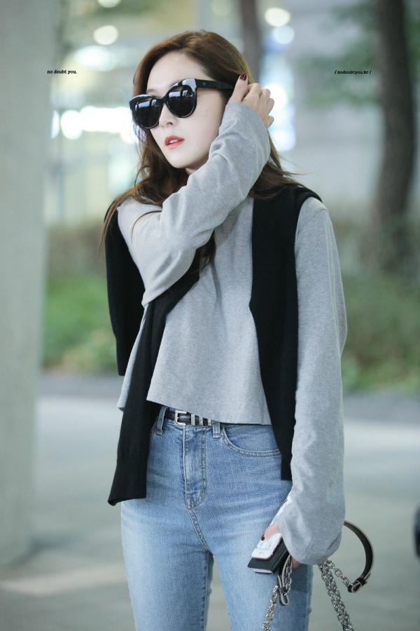 郑秀妍机场街拍 元气少女示范早秋look