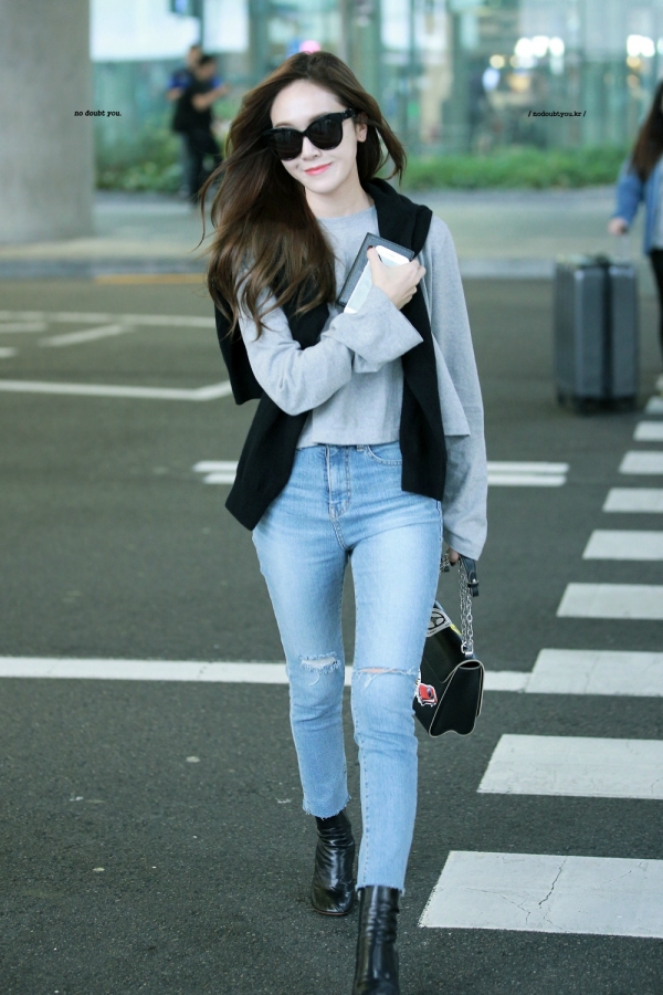 郑秀妍机场街拍 元气少女示范早秋look