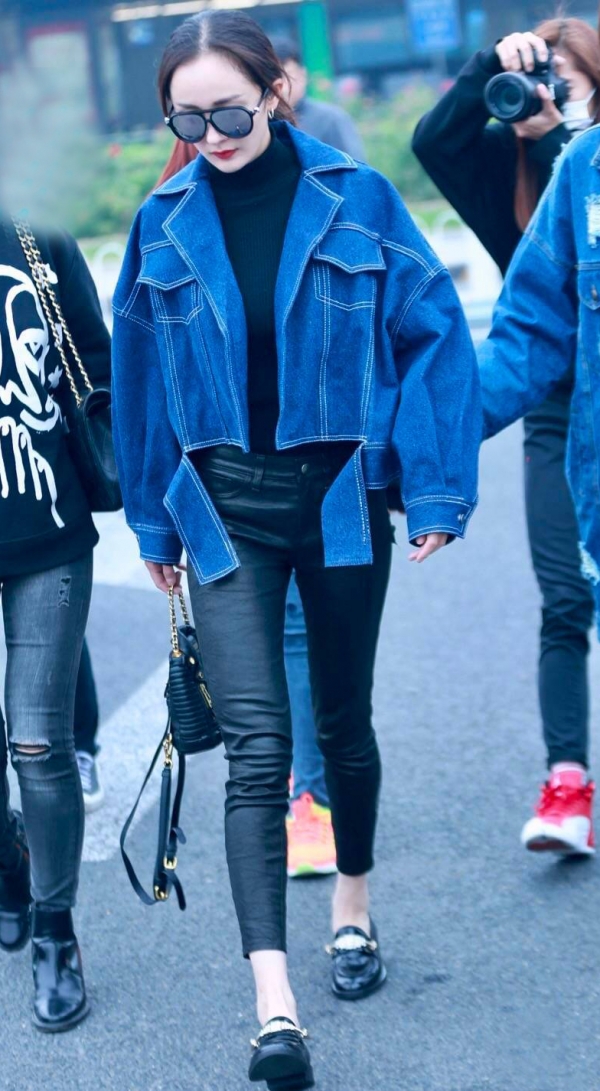 杨幂最新街拍 花式玩转Oversize牛仔服
