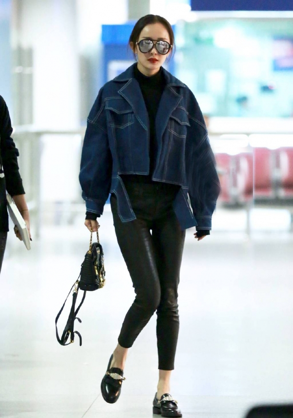 杨幂最新街拍 花式玩转Oversize牛仔服