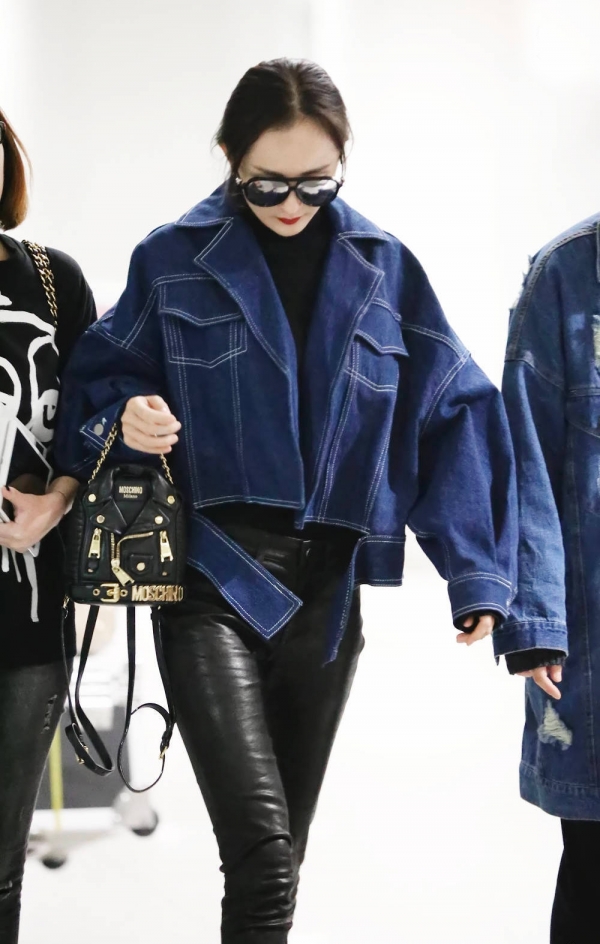 杨幂最新街拍 花式玩转Oversize牛仔服