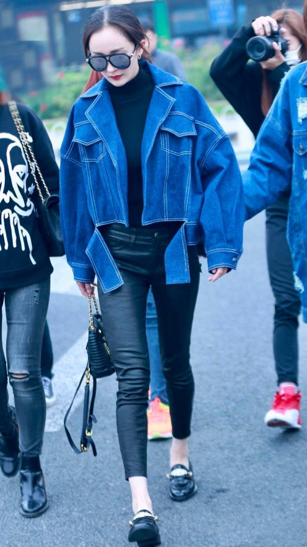 杨幂最新街拍 花式玩转Oversize牛仔服