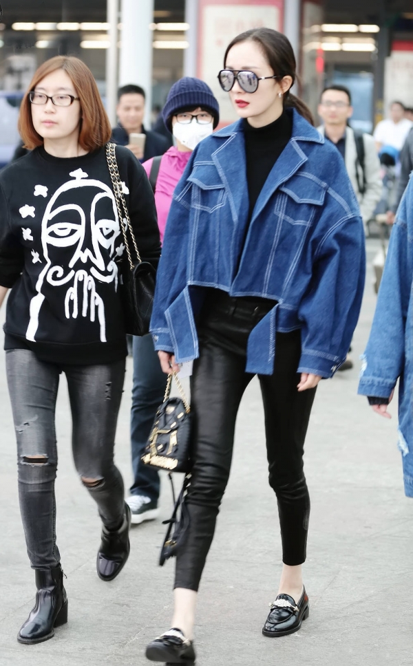 杨幂最新街拍 花式玩转Oversize牛仔服