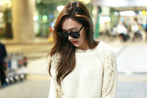 Jessica郑秀妍最新街拍 身穿白色毛衣尽显秋日女神范