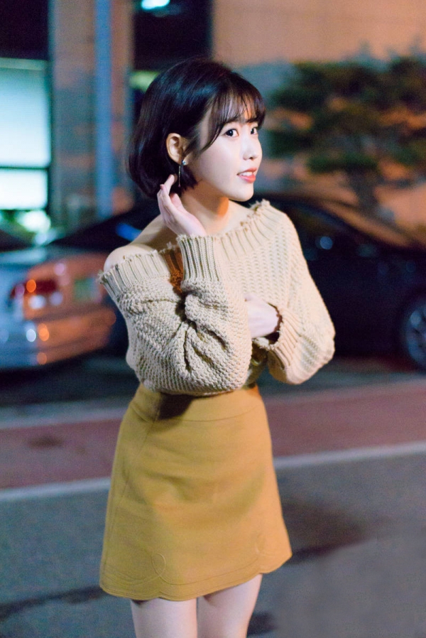 IU李智恩最新街拍 初秋少女装扮清新脱俗