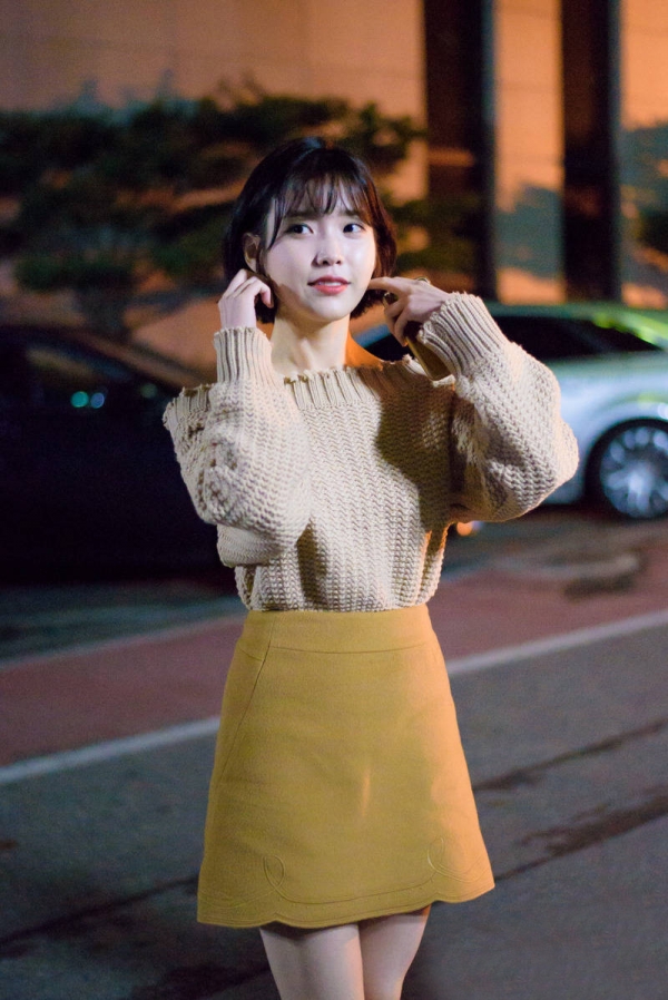 IU李智恩最新街拍 初秋少女装扮清新脱俗