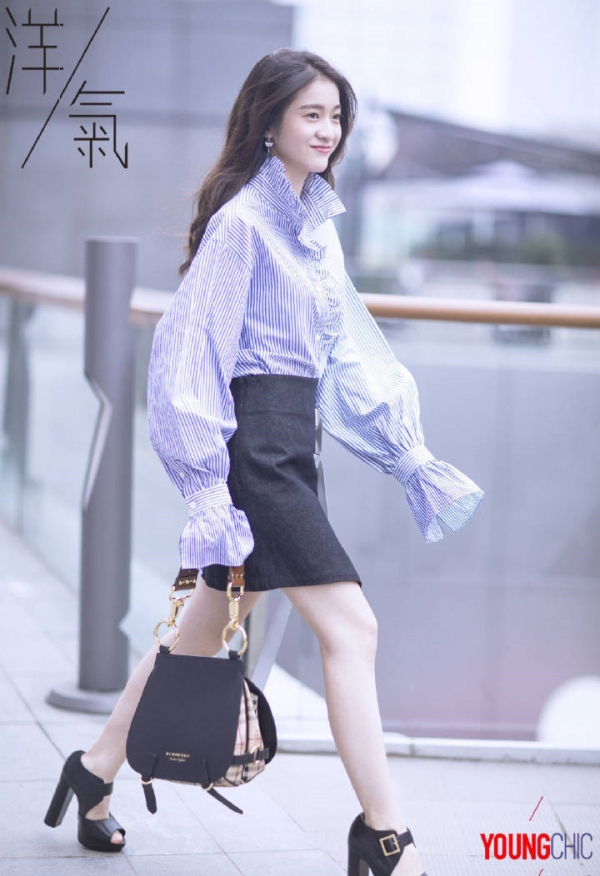 张雪迎最新街拍 玩转时髦少女风