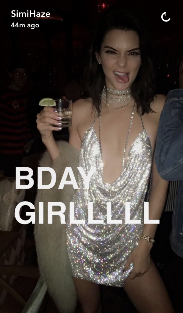 宇宙少女kendall 21岁生日趴   深V吊带撩男力max