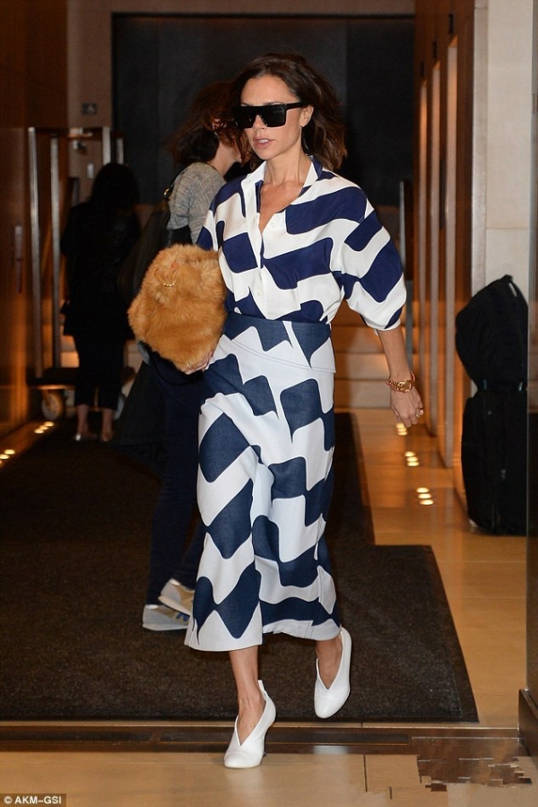 贝嫂(Victoria Beckham)最新街拍 皮草手包又萌又chic