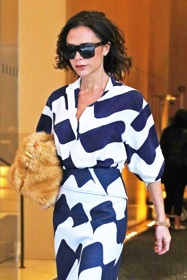 贝嫂(Victoria Beckham)最新街拍 皮草手包又萌又chic