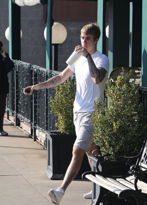 贾斯汀·比伯(Justin Bieber)最新街拍  基本款穿出高颜值