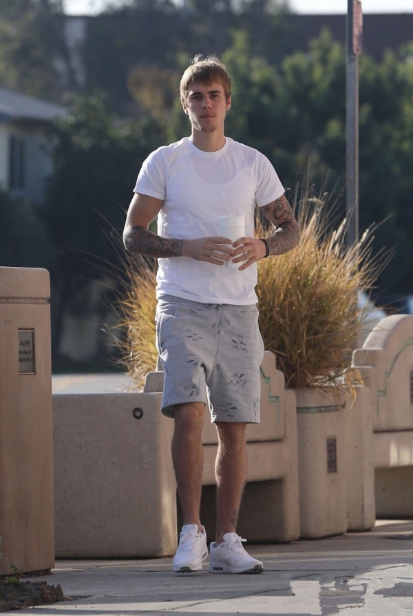 贾斯汀·比伯(Justin Bieber)最新街拍  基本款穿出高颜值