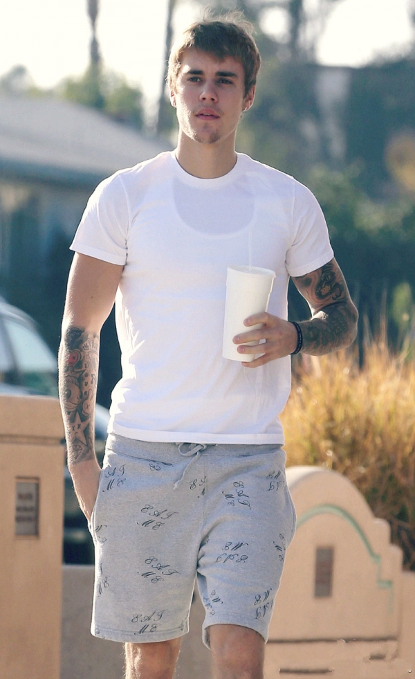 贾斯汀·比伯(Justin Bieber)最新街拍  基本款穿出高颜值