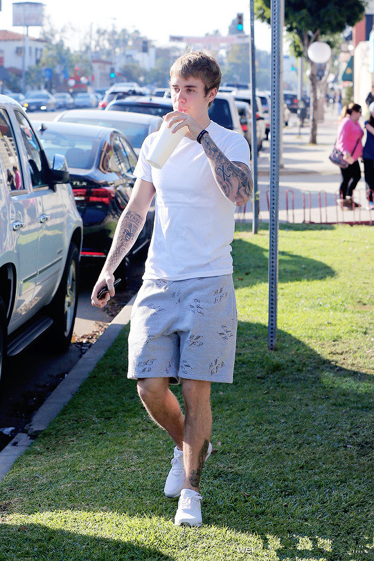 贾斯汀·比伯(Justin Bieber)最新街拍  基本款穿出高颜值
