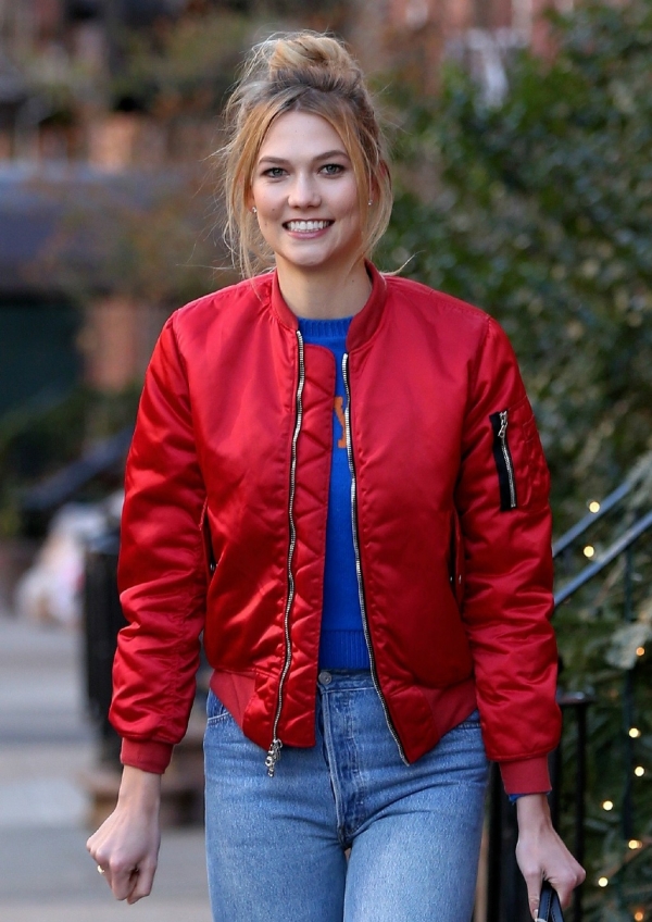Karlie Kloss纽约街拍 红色飞行员夹克实力美!